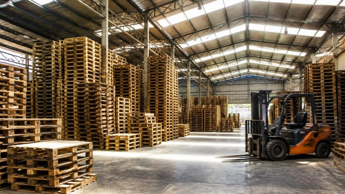 Nakatambak na kahoy na pallet sa isang malaking warehouse